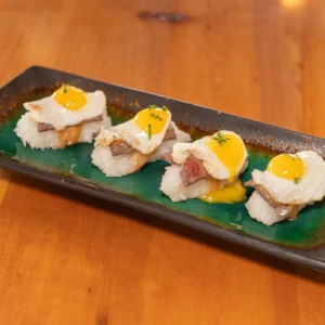 Nigiri de lomo con huevo de codorniz y salsa (4 unidades)
